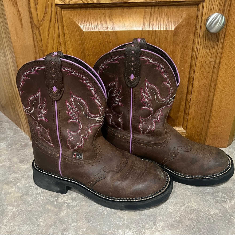 Justin Gypsy Ropers, Size 6, Brown with pink stitching, estimated $8 shipping